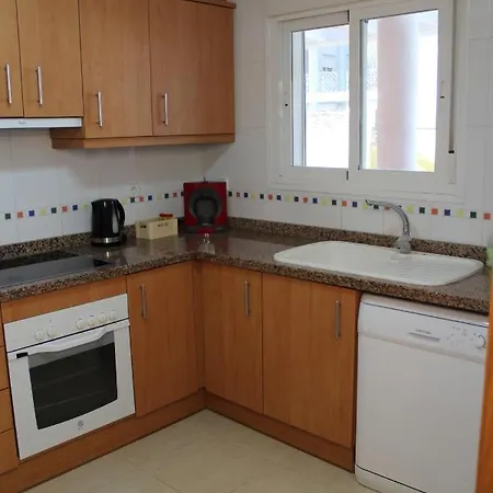 Apto. Con Gran Terraza Y Acceso Directo A Piscina.